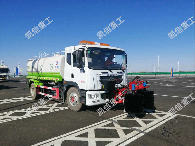 護(hù)欄板清洗車(chē)